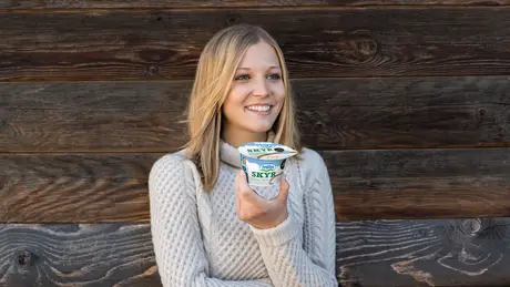 Mila SKYR ragazza_con_skyr.jpg